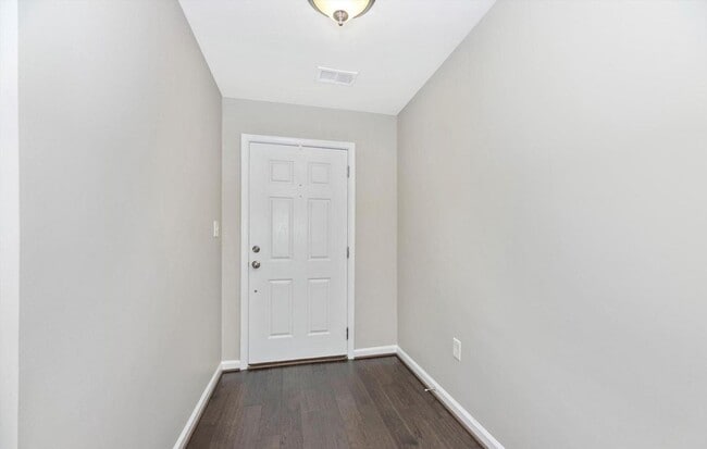 Foto del edificio - 3 level townhouse (newer construction) in Jefferson Place Community available early May!
