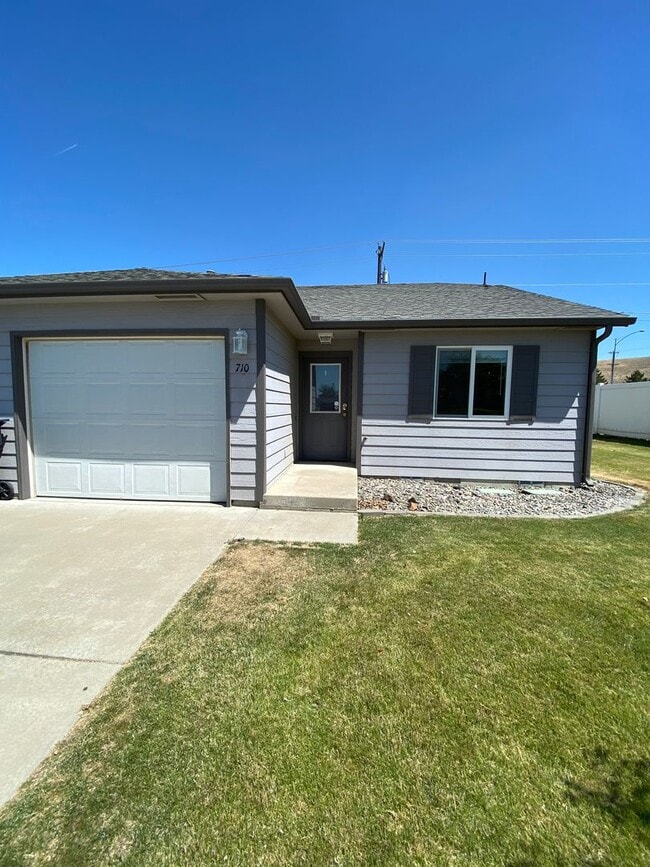 Building Photo - 708 Eastgate Dr