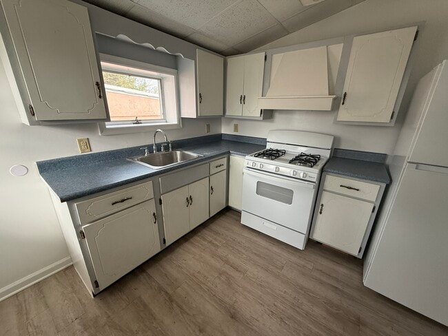 Building Photo - 1415 Diamond Ave