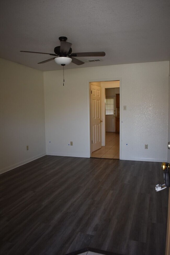 Foto del edificio - 907 Crymes Ln