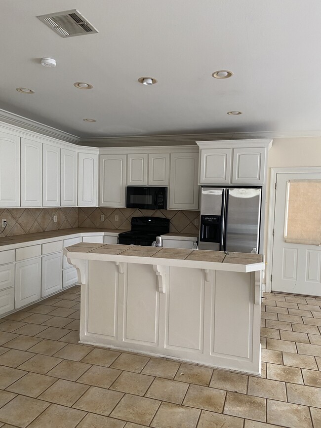 Kitchen with island bar, garbage disposal and dishwasher - 308 Thatcher Ln