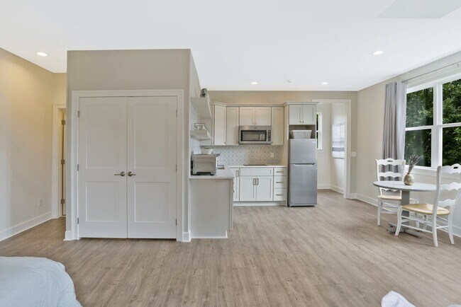 Foto del edificio - 1 Bed, 1 Bath Garage Apartment in Westhaven