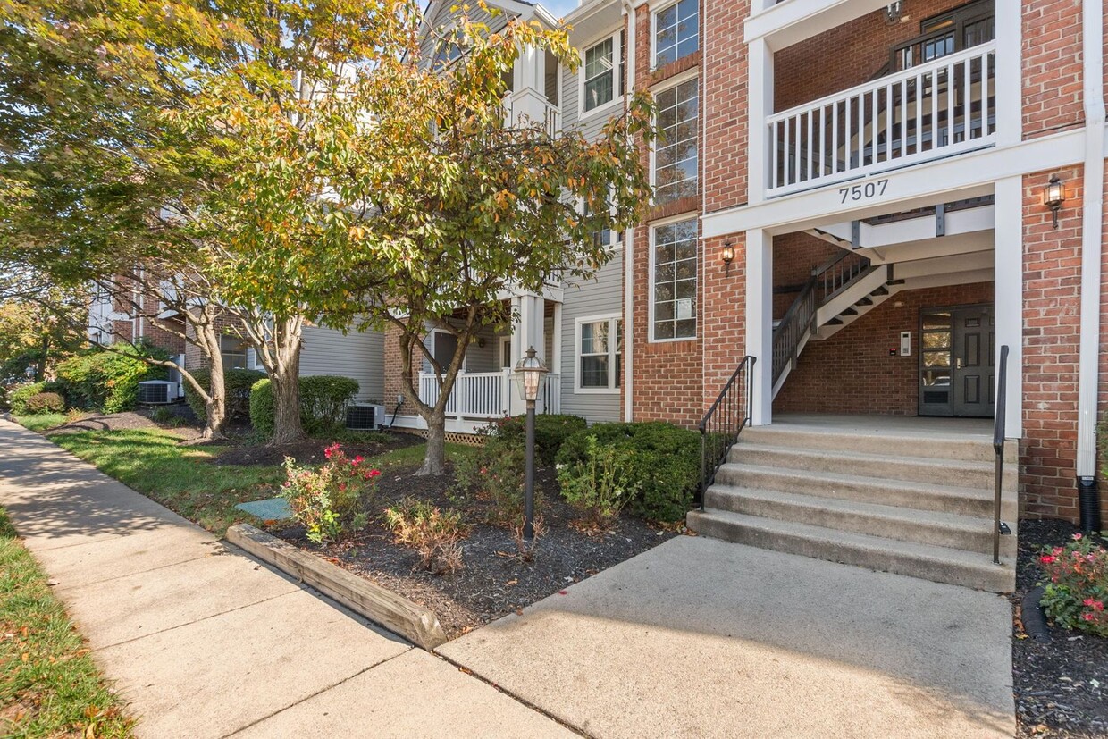 Primary Photo - Fantastic Condo Between 2 Metros, Backing ...