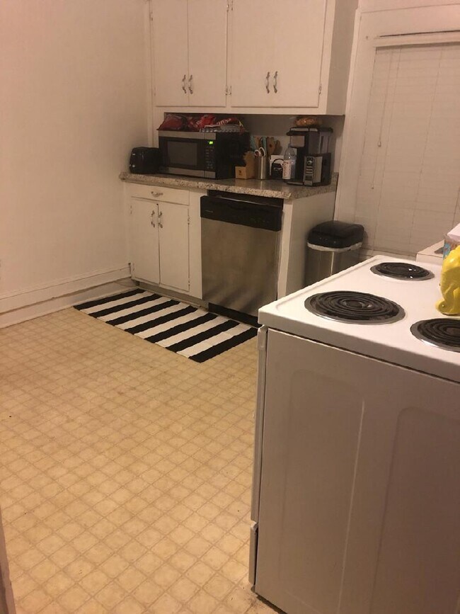 Kitchen - 302 S Summit St