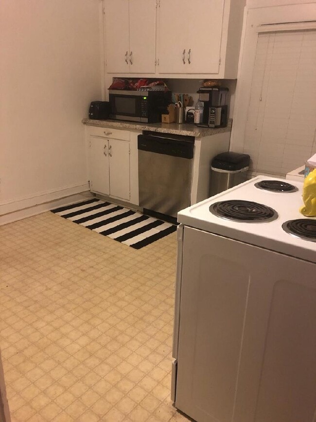 Kitchen - 302 S Summit St