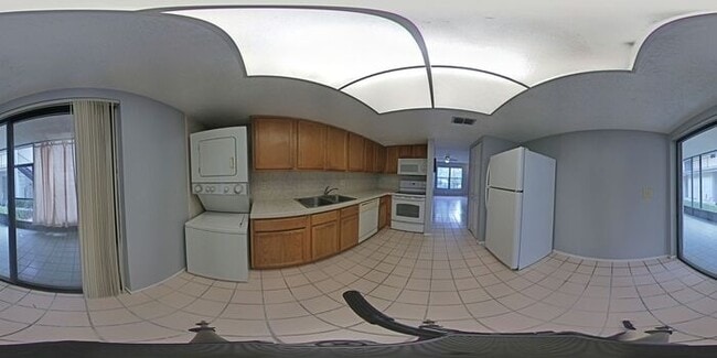 Building Photo - 3 Bedroom Condo, close to airport & shoppi...