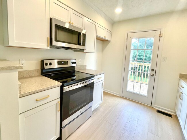 Building Photo - Beautifully updated, multi-level condo in ...