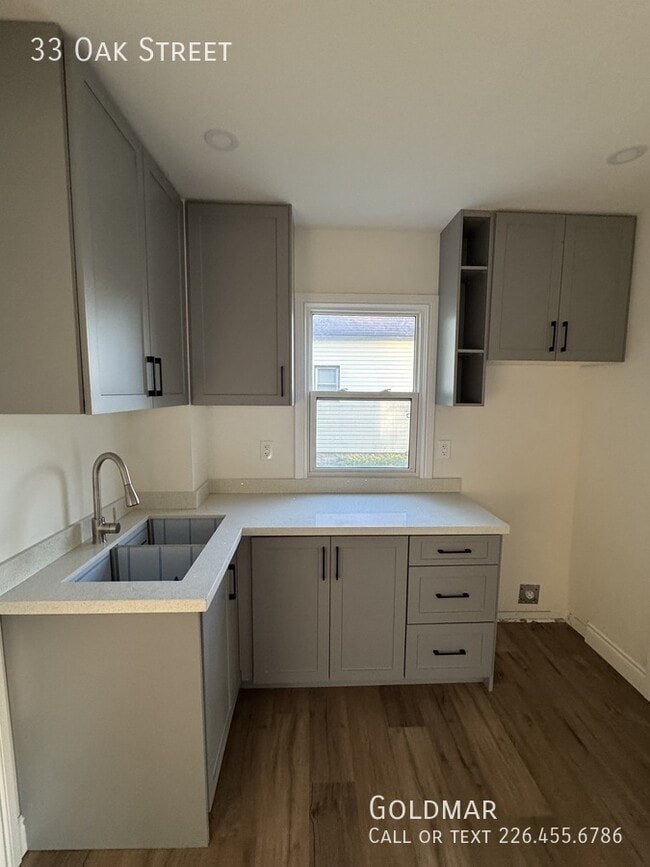 Building Photo - beautifully renovated home in charming Wallaceburg