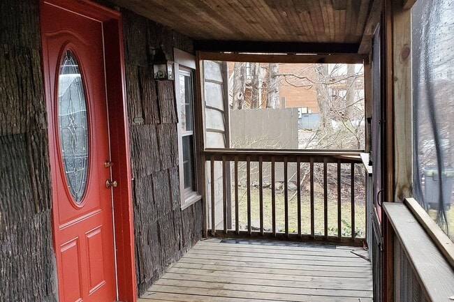 Building Photo - Charming 1 Bedroom Cottage off Hwy 105