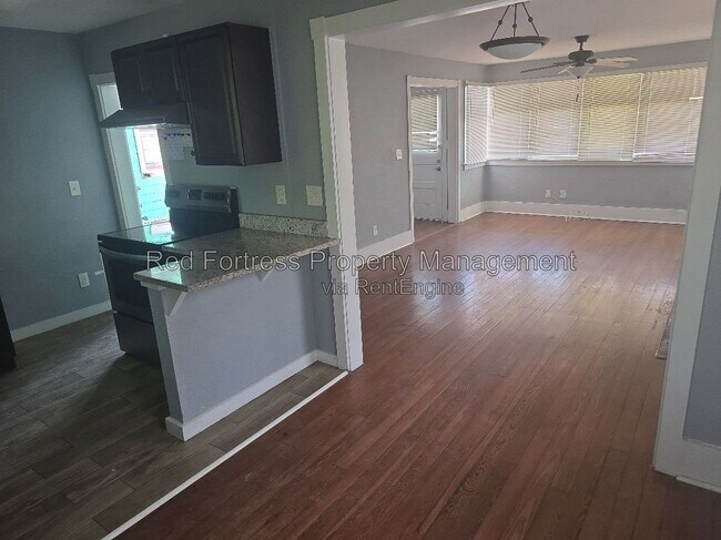 Foto del edificio - 1609 Poinsettia Ave