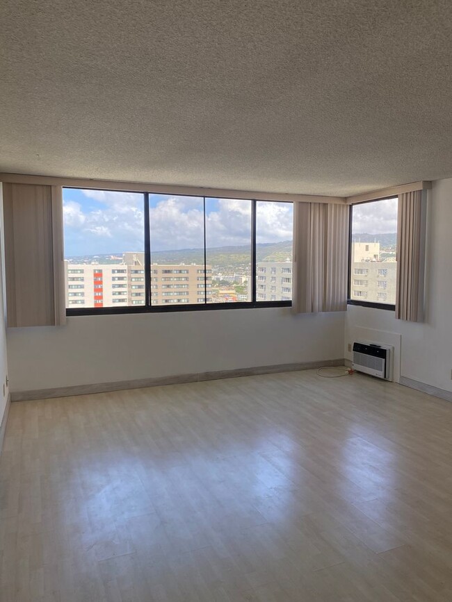 Building Photo - 2 Bedroom 1 bath High Floor/end unit in Ku...