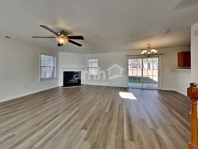 Foto del edificio - 112 Tiverton Woods Dr