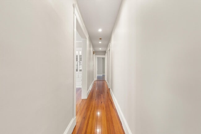 Building Photo - 21 Oriole St