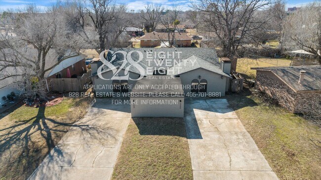 Foto del edificio - *COMING 7/9/2026!*  Beautiful 3 Bed/2 Bath Duplex Less Than 1 Mile from Campus!