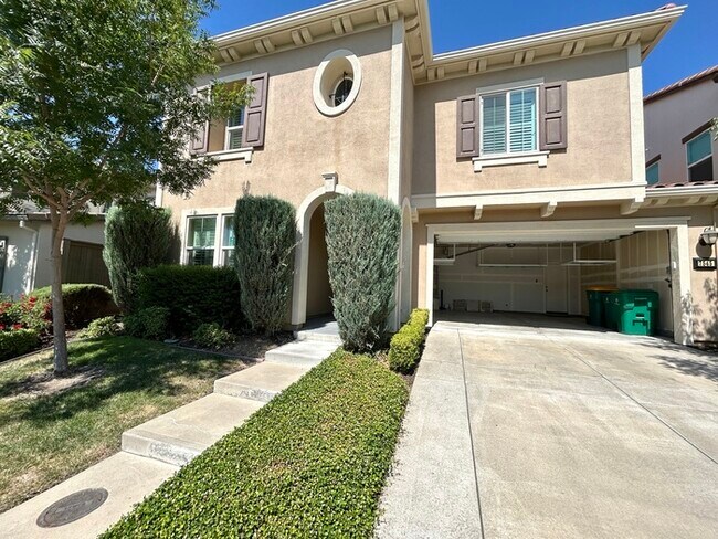 Building Photo - Beautiful Spacious 4 Bedroom Home PLUS bon...