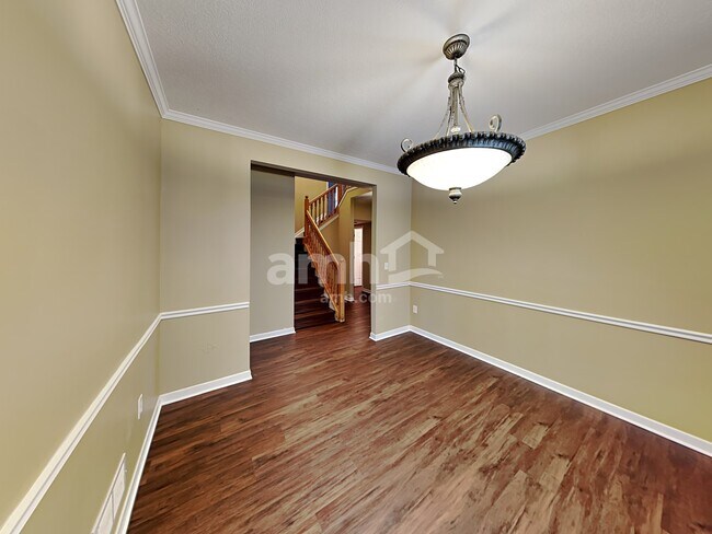 Foto del edificio - 203 Fox Glen Dr W