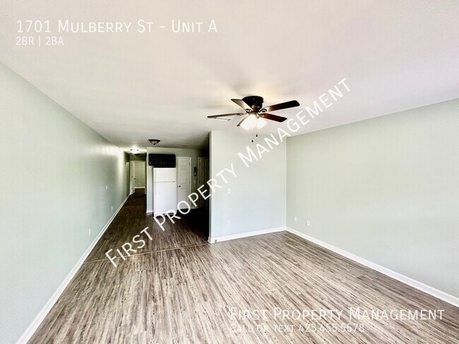 Building Photo - Close to Downtown! 2/1.5 Duplex: Central A...