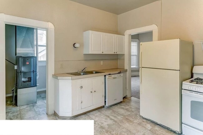 Foto del edificio - Large 6 Bedroom House Available in August!!