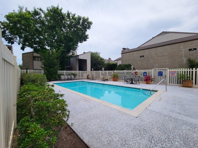 Building Photo - 7119 N Holiday Dr