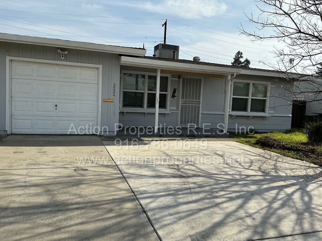 Close to Freeway, Shopping Single Story 2 Bedroom 1 Bath Large yard 1 Car Garage Drought Resistan... - Close to Freeway, Shopping Single Story 2 Bedroom 1 Bath Large yard 1 Car Garage Drought Resistan...