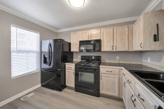 Foto del edificio - Modern 3 Bed, 3 Bath Home with Central Air...