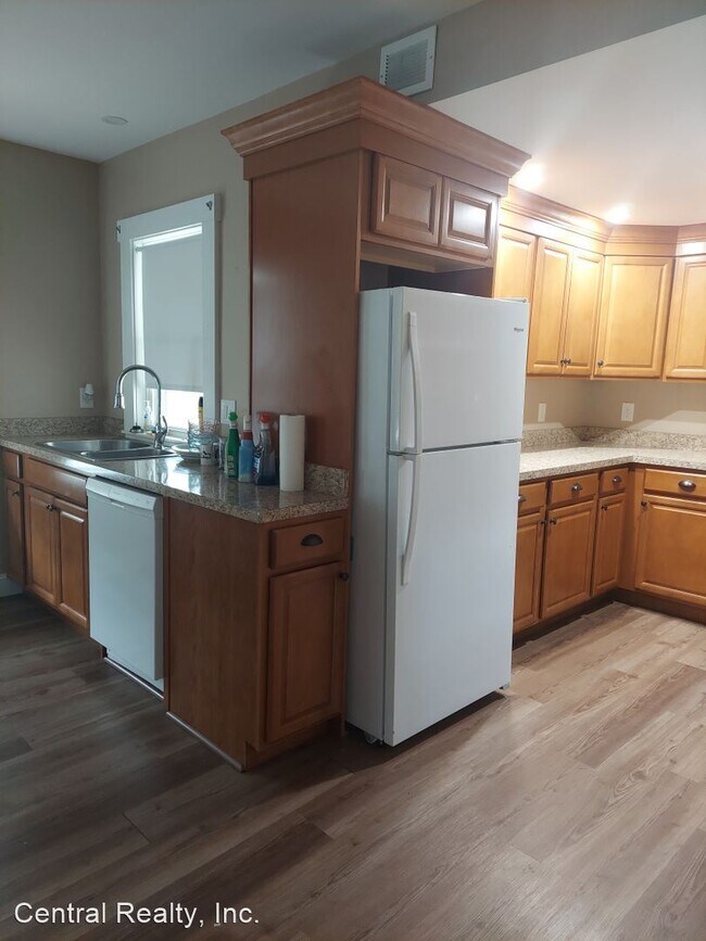 Building Photo - 3 br, 1 bath House - 200 Charles Bancroft ...