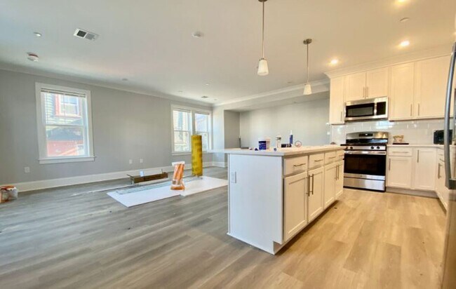 Building Photo - Charming 3 Bedroom-No Broker  Fee
