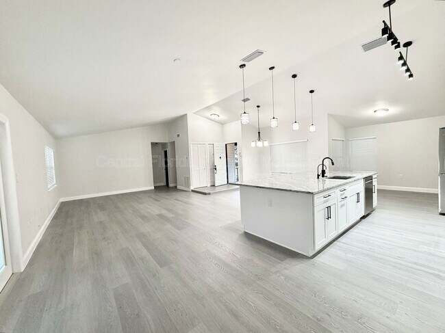 Foto del edificio - 1080 W Riviera Blvd