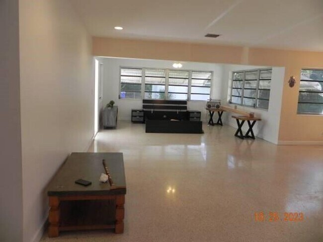 Foto del edificio - 819 N Highland Dr