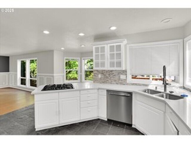 Building Photo - Large 3 Bedroom Beaverton Home!