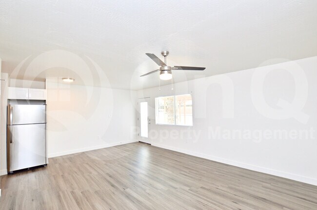 Building Photo - Newly renovated apartment in Phoenix!