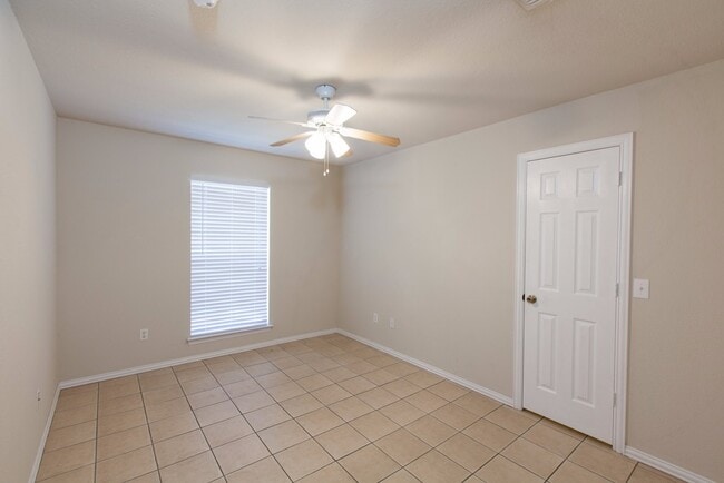 Building Photo - Duplex for Lease in Howe