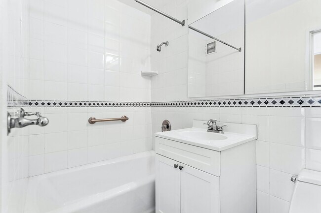 Foto del edificio - Large East 80th Street Doorman Studio.