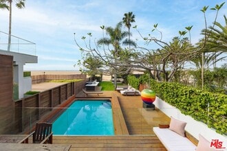 Building Photo - 936 Palisades Beach Rd