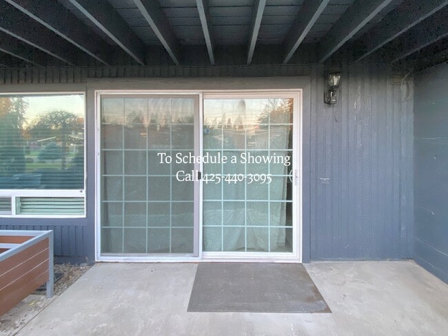 Building Photo - "Charming Bellevue Retreat: Spacious 2-Bed, 2-Bath with Finished Basement!"