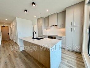 Building Photo - 3300-3300 Lakeshore Rd