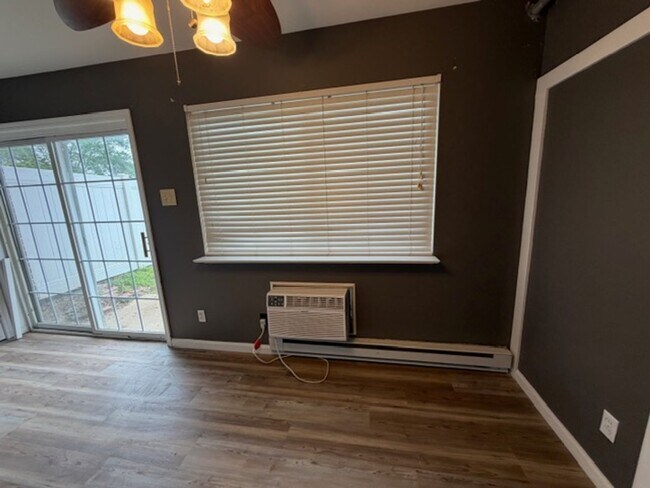 Building Photo - 7489 Hazelcrest Dr