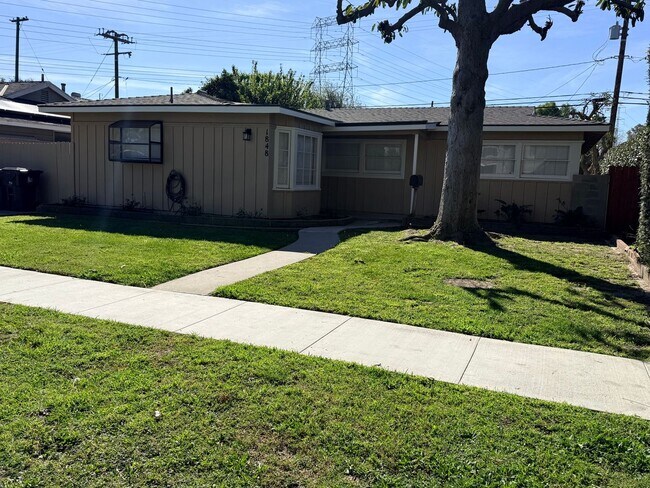 Foto del edificio - 4 bedroom home in LB with Large backyard now ready to rent!