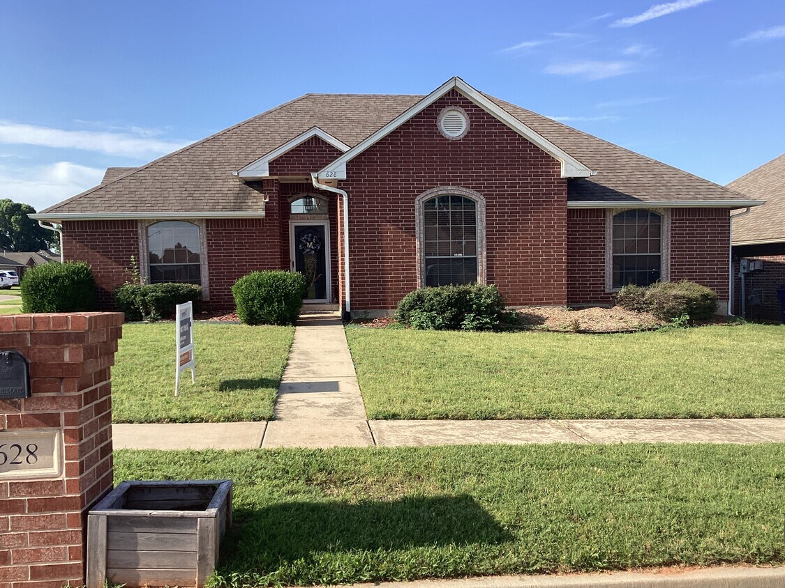 Foto principal - 628 E Elder Ln