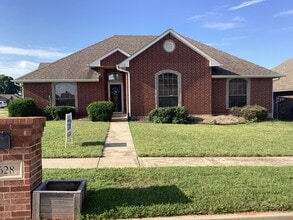 Building Photo - 628 E Elder Ln