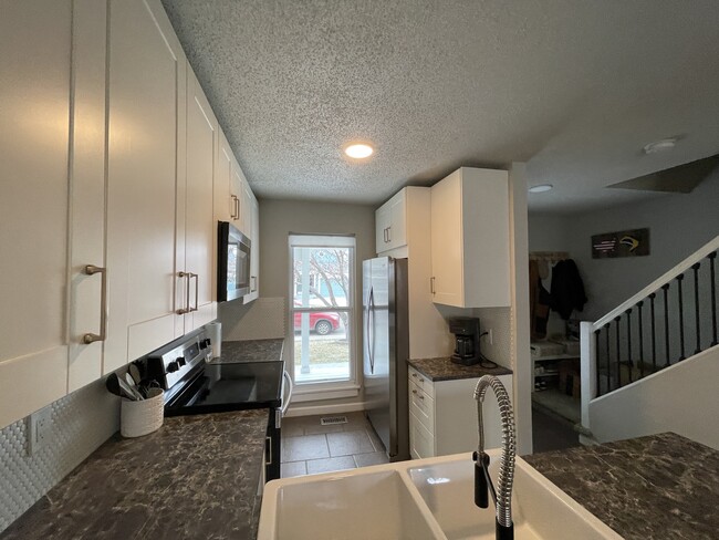 Building Photo - 7648 Elmwood St