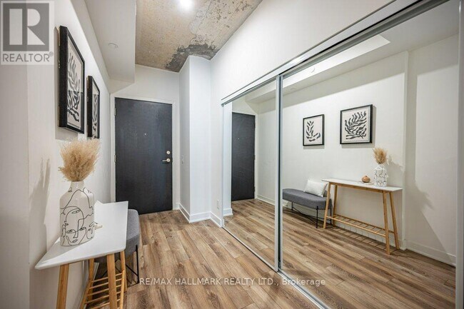 Photo du bâtiment - 1808-1808 St Clair Ave W