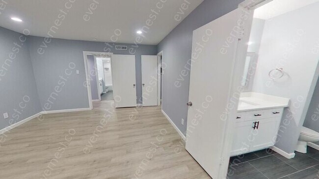 Building Photo - 10562 High Hollows Dr