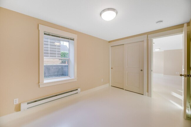 Foto del edificio - Amazing 4-Bedroom Daylight Basement in Well-Maintained Triplex!