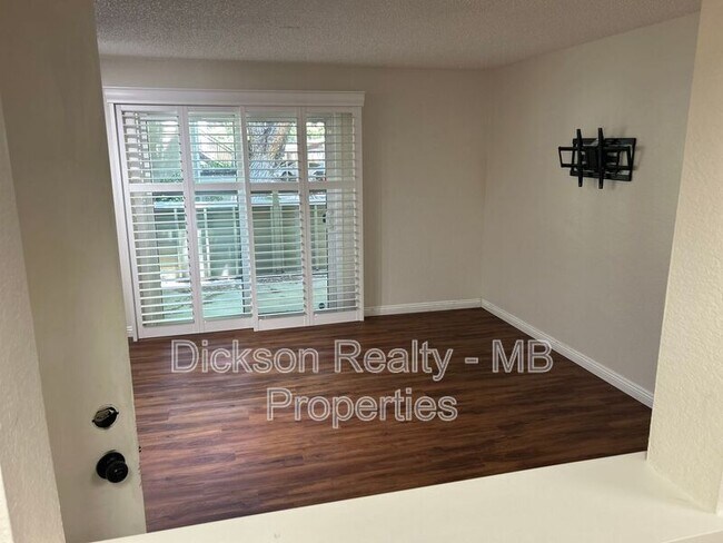 Foto del edificio - 7680 Bluestone Dr