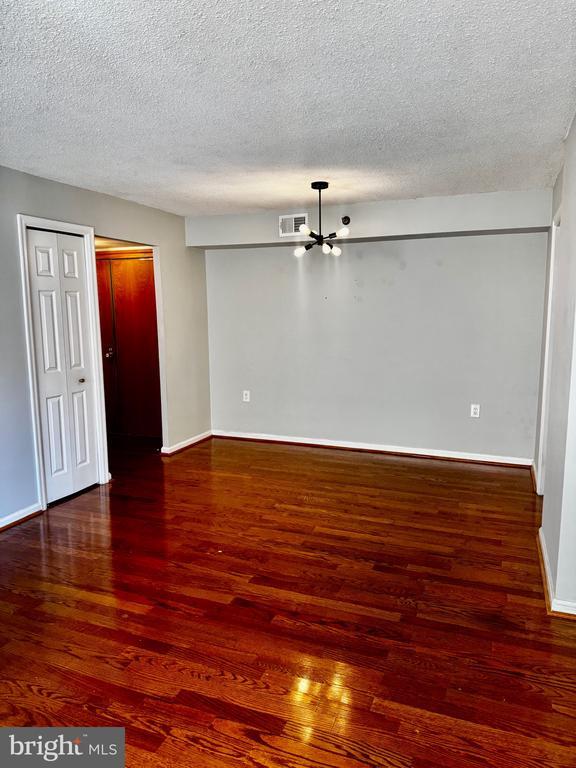 Foto del edificio - 1301 N Courthouse Rd