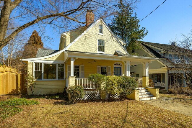 Foto del edificio - Your Ultimate Sanctuary in Chevy Chase/DC = Classic Charm + Modern Versatility