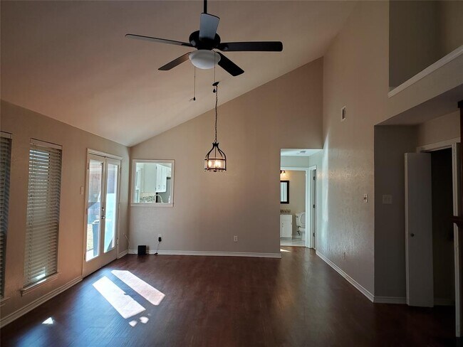 Building Photo - 2102 Cologne Dr