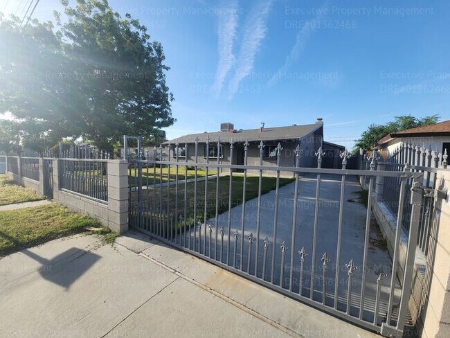 Building Photo - 3 bedroom 2 Bathroom home in a great locat...