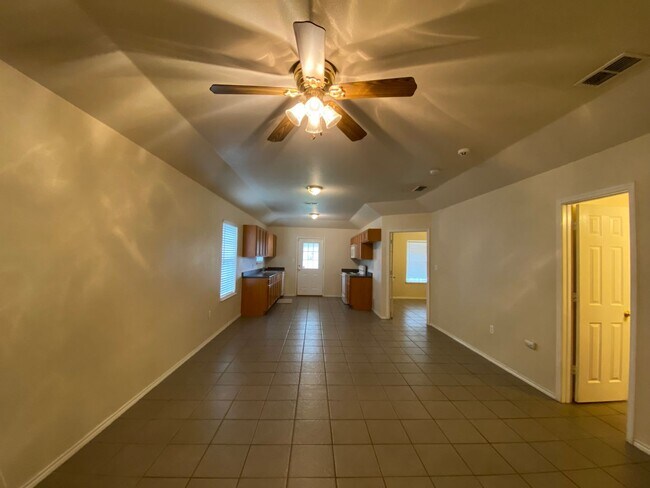 Foto del edificio - 2/2/1 One Story Duplex / Ceramic Tile/ No Carpet / Fenced in Yard / CISD